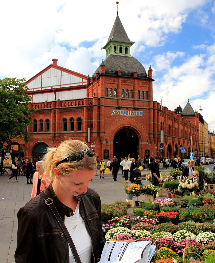 04_Stockholm_Vor der historischen Markthalle in Östermalm_Copyright_Thomas Sbikowski