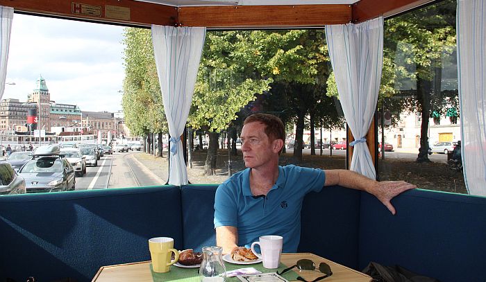 17_Stockholm_Gemütliche Fahrt mit dem rollenden Café der historsichen Straßenbahn_Copyright_Thomas Sbikowski